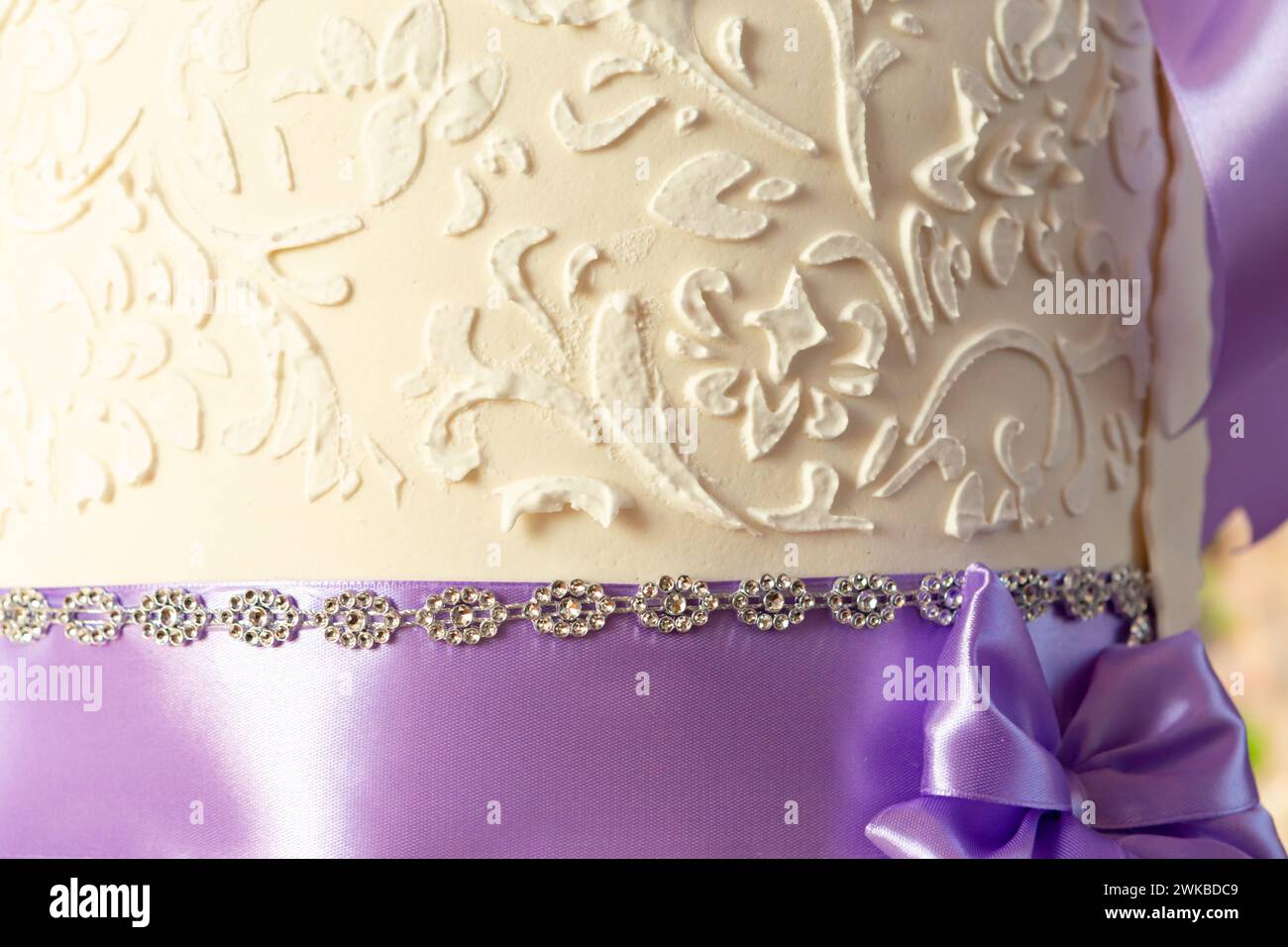 Tortendekoration. Wunderschöne Hochzeitstorte mit lila Orchideen. Kuchen in violetten Tönen Stockfoto