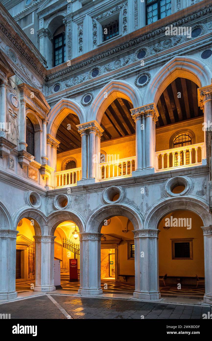 Venedig, Italien - 6. Februar 2024: Innenhof des Dogenpalastes oder Palazzo Ducale in Venedig. Dogenpalast ist eine der wichtigsten Touristenattraktionen in Veni Stockfoto