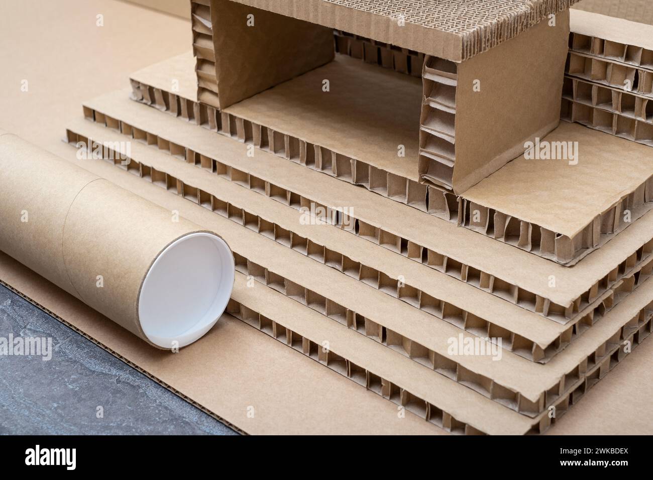 Grundlegendes architektonisches Papphausmodell in drei Dimensionen aus dem recycelten Verpackungsmaterial. Das Studentenprojekt präsentiert ihre Arbeit in der 3. Ar Stockfoto
