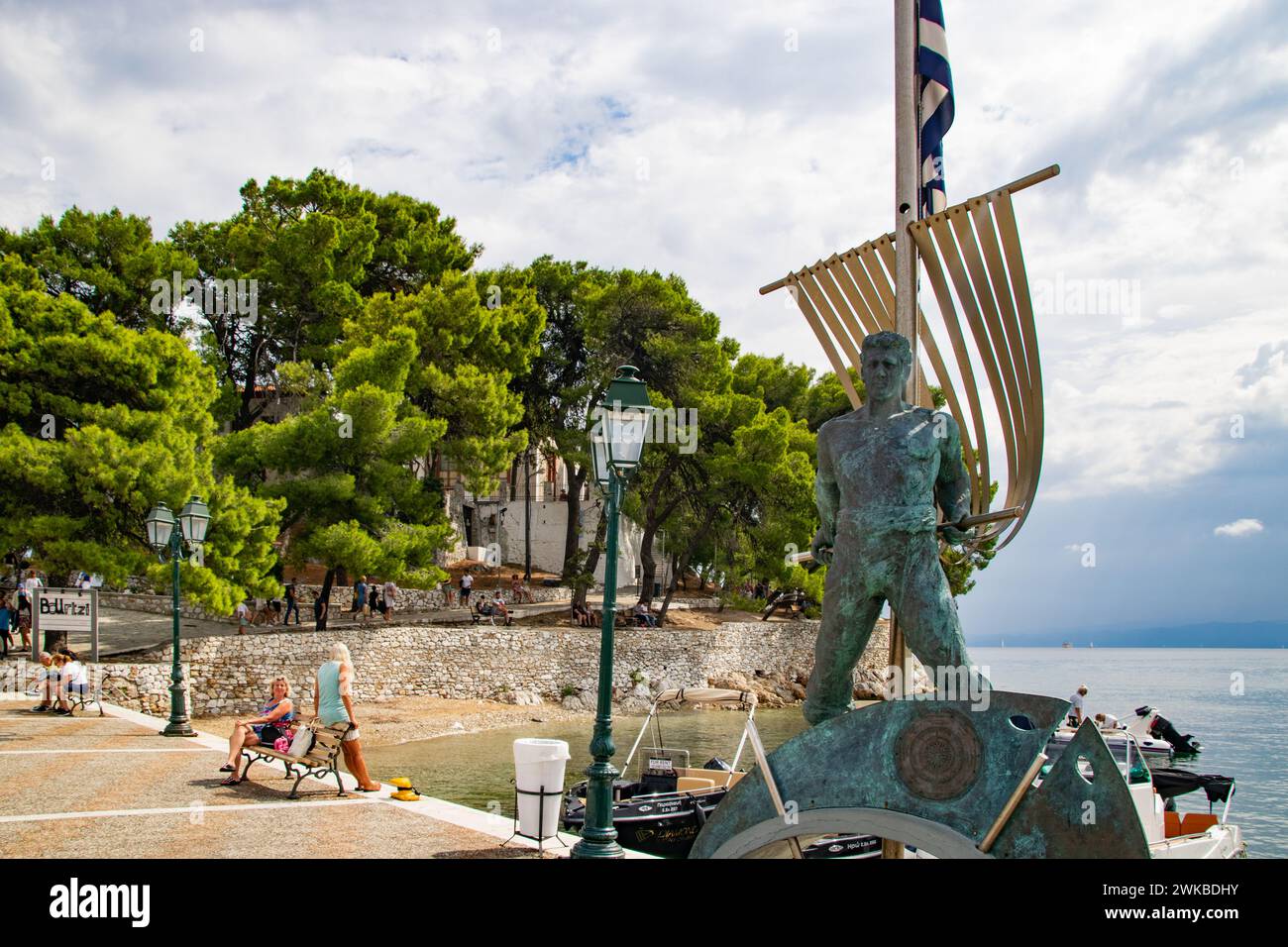 Insel Skiathos, Griechenland - 25. August 2022 - Fotos vom Hafen, der Stadt, den Stränden und der Burg der Insel. Menschen, die einen tollen Tag genießen. Stockfoto