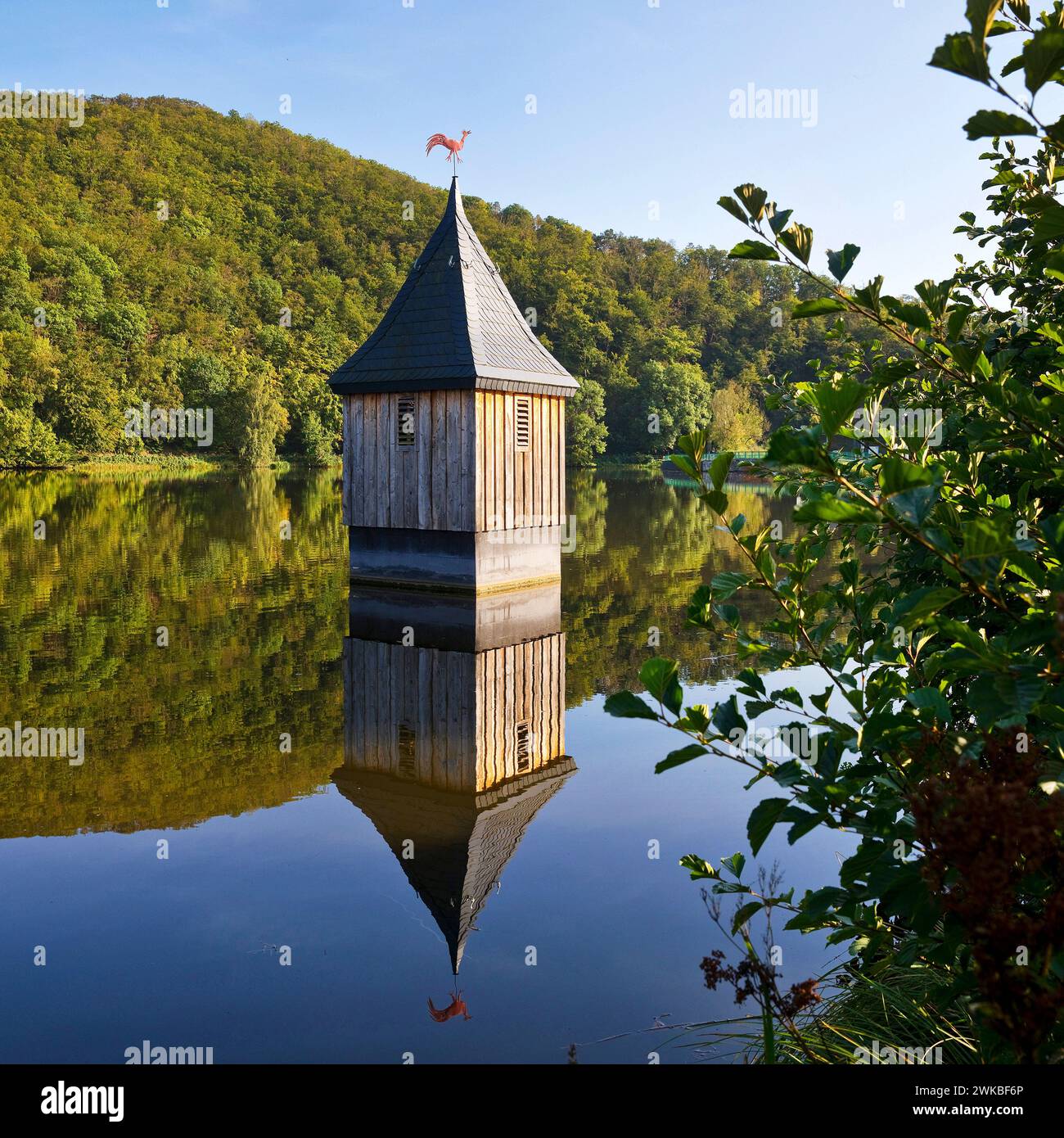 Kirche im See, Kirchturm im Reiherbachsee am Edersee, erinnert an die alte Dorfkirche des Dorfes, Deutschland, Hessen, Ke Stockfoto