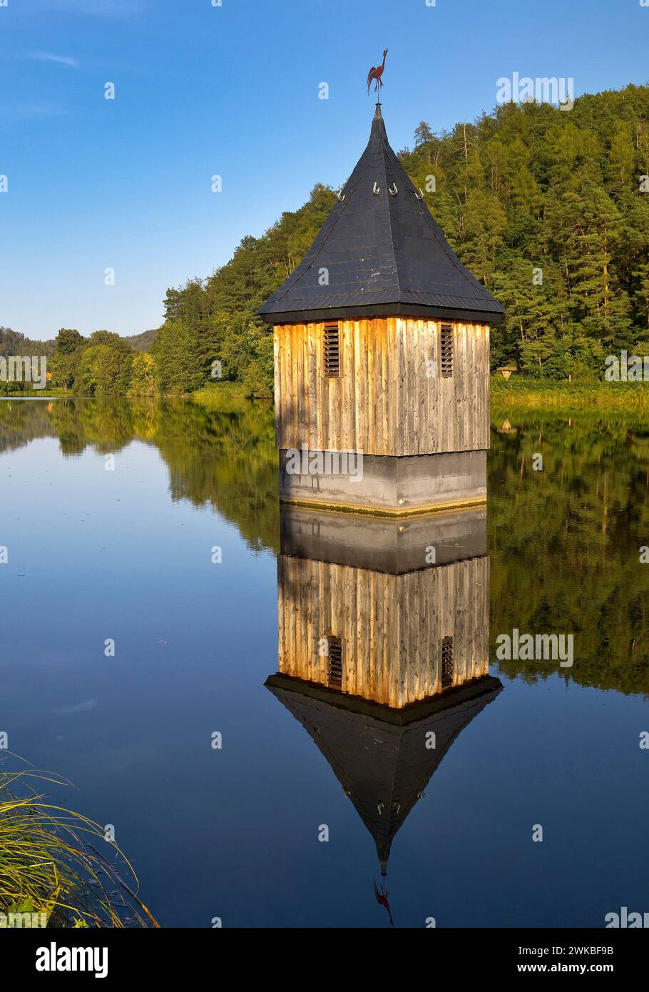 Kirche im See, Kirchturm im Reiherbachsee am Edersee, erinnert an die alte Dorfkirche des Dorfes, Deutschland, Hessen, Ke Stockfoto