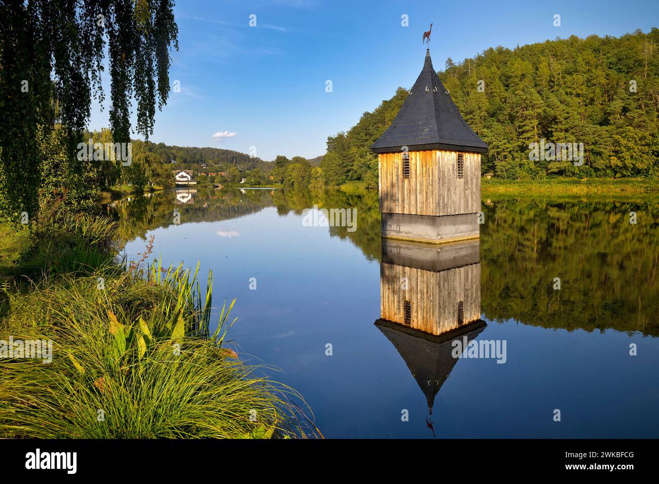 Kirche im See, Kirchturm im Reiherbachsee am Edersee, erinnert an die alte Dorfkirche des Dorfes, Deutschland, Hessen, Ke Stockfoto