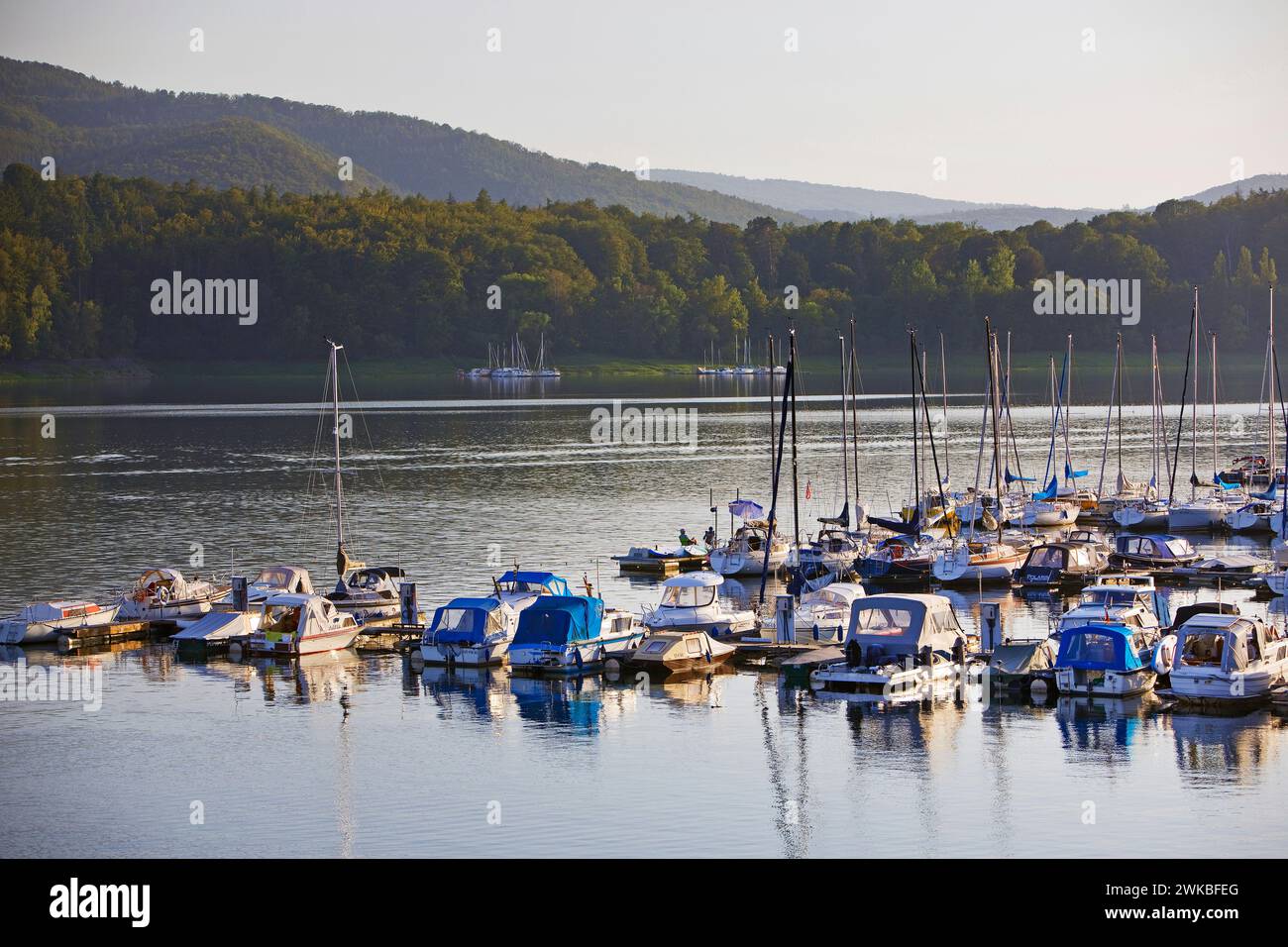 Fußgängerbrücke für Freizeitboote auf dem Edersee, Deutschland, Hessen, Kellerwald Nationalpark, Edertal Stockfoto