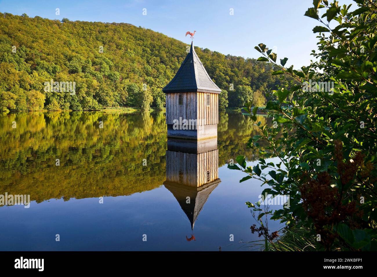 Kirche im See, Kirchturm im Reiherbachsee am Edersee, erinnert an die alte Dorfkirche des Dorfes, Deutschland, Hessen, Ke Stockfoto