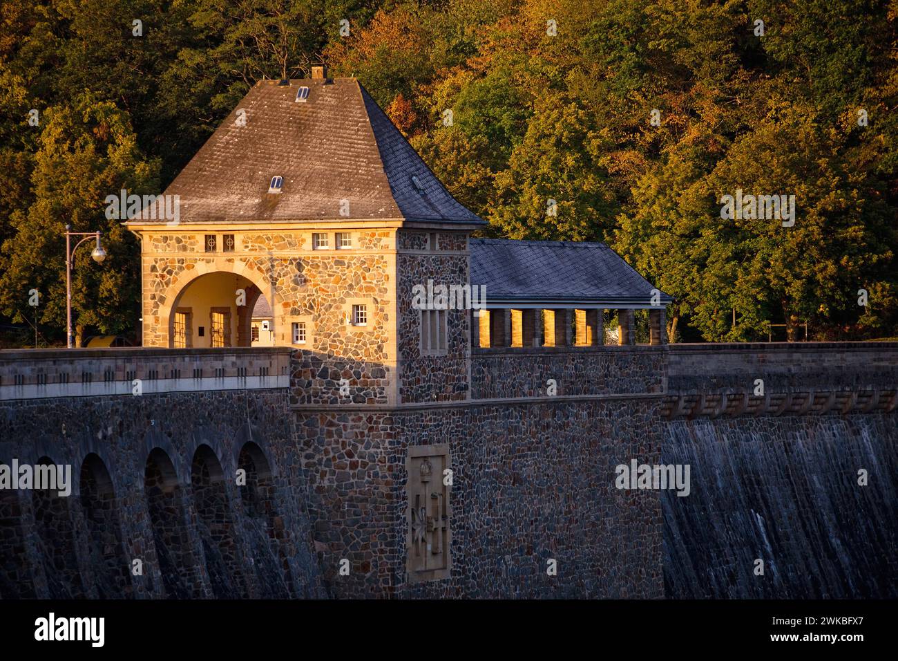 dammauer des Edersees aus Steinbrüchen der Edersee-Grauwacke im Abendlicht, Deutschland, Hessen, Nationalpark Kellerwald, Edertal Stockfoto