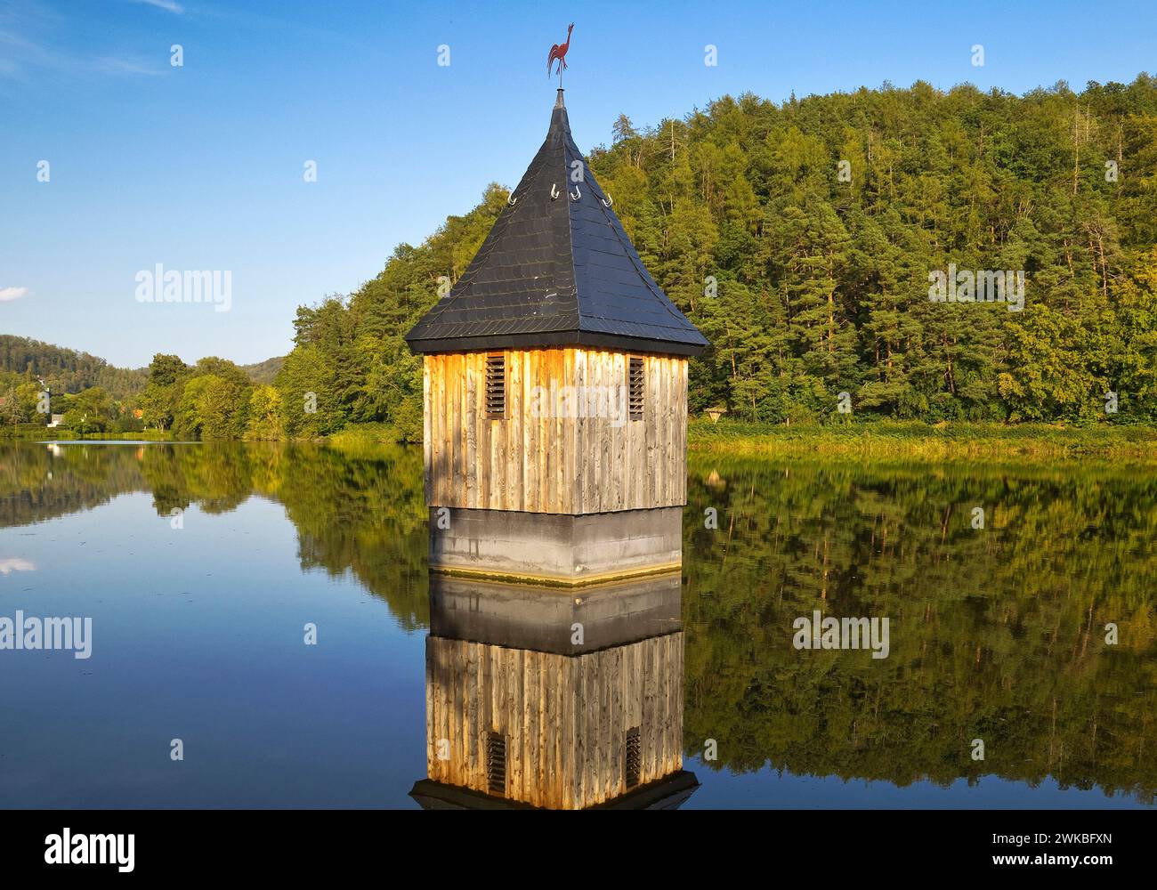 Kirche im See, Kirchturm im Reiherbachsee am Edersee, erinnert an die alte Dorfkirche des Dorfes, Deutschland, Hessen, Ke Stockfoto