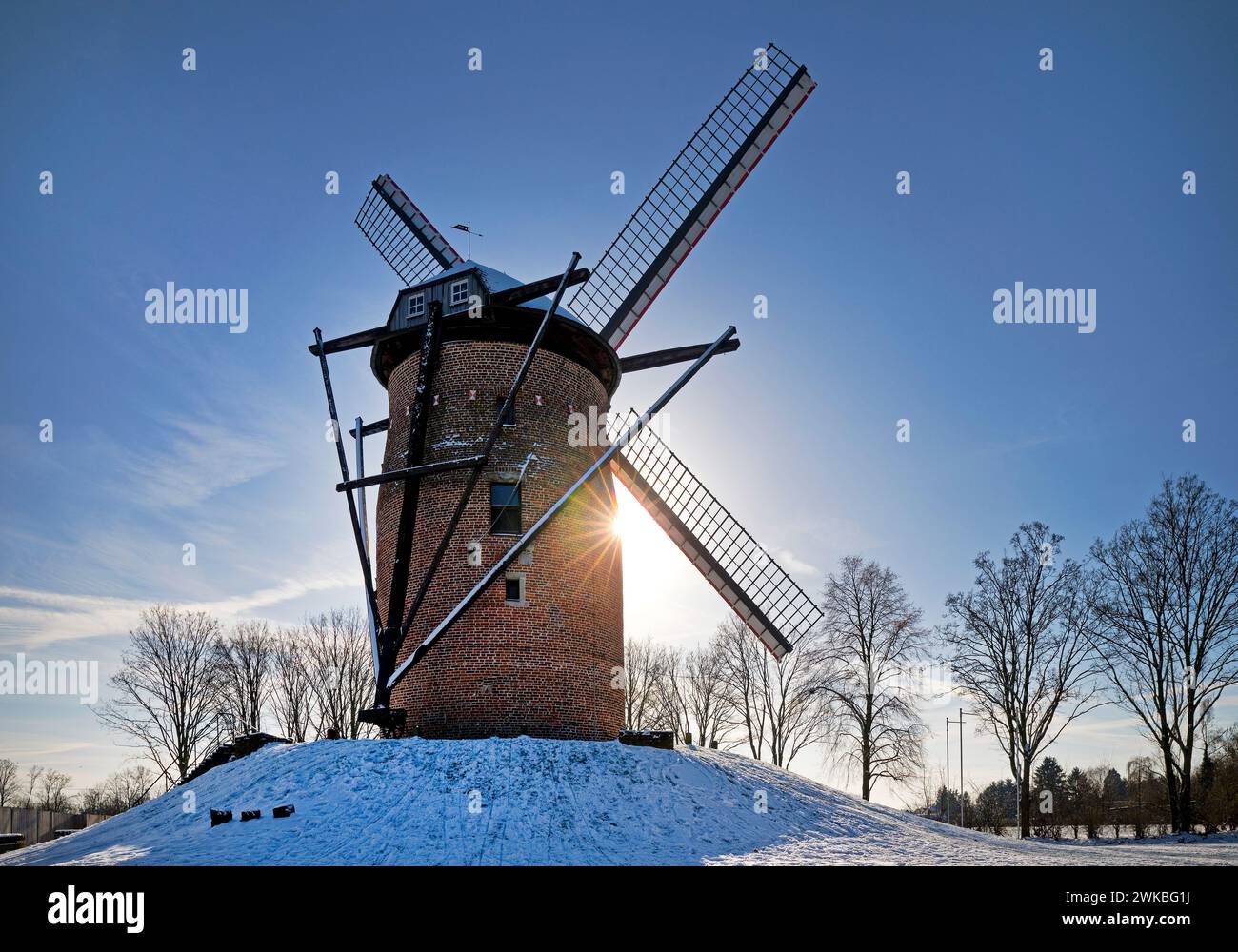 Mühle Geismühle im Winter in Backlight, Deutschland, Nordrhein-Westfalen, Krefeld Stockfoto