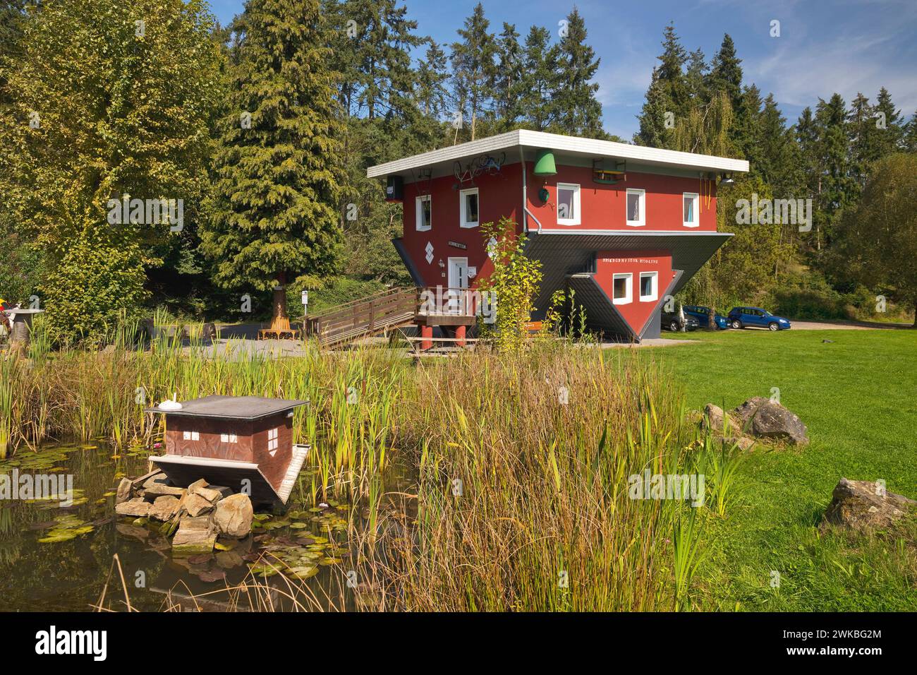Das tolle Haus am Edersee, umgedrehtes Haus, umgedrehte Welt, Deutschland, Hessen, Nationalpark Kellerwald, Edertal Stockfoto