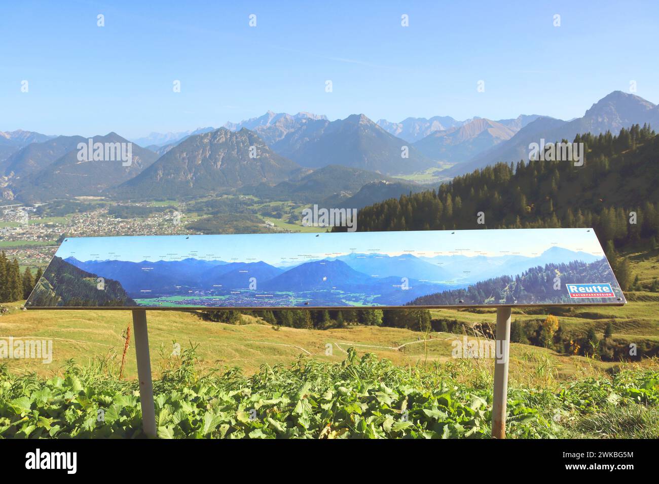 Blick vom Hahnenkamm nach Süden über das Lechtal auf die Lechtaler Alpen, Österreich, Tirol, Hoefen Stockfoto