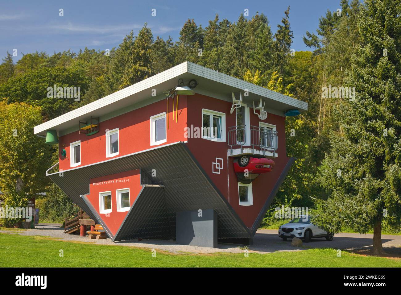 Das tolle Haus am Edersee, umgedrehtes Haus, umgedrehte Welt, Deutschland, Hessen, Nationalpark Kellerwald, Edertal Stockfoto