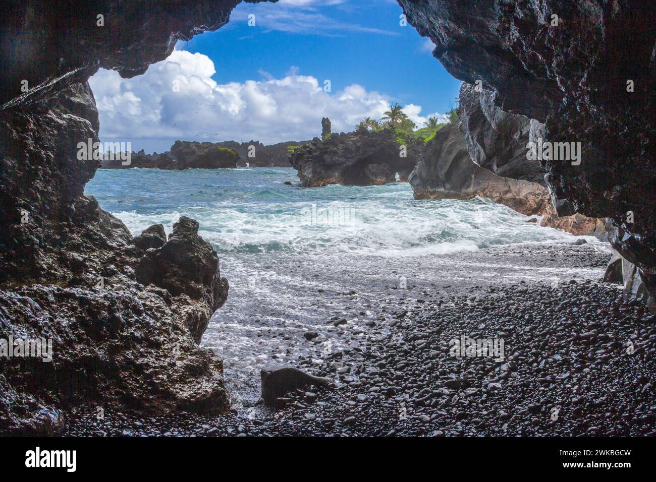 Höhle im Waianapanapa Park auf Maui, bei Mile Marking 32 auf der Road to Hana. Stockfoto