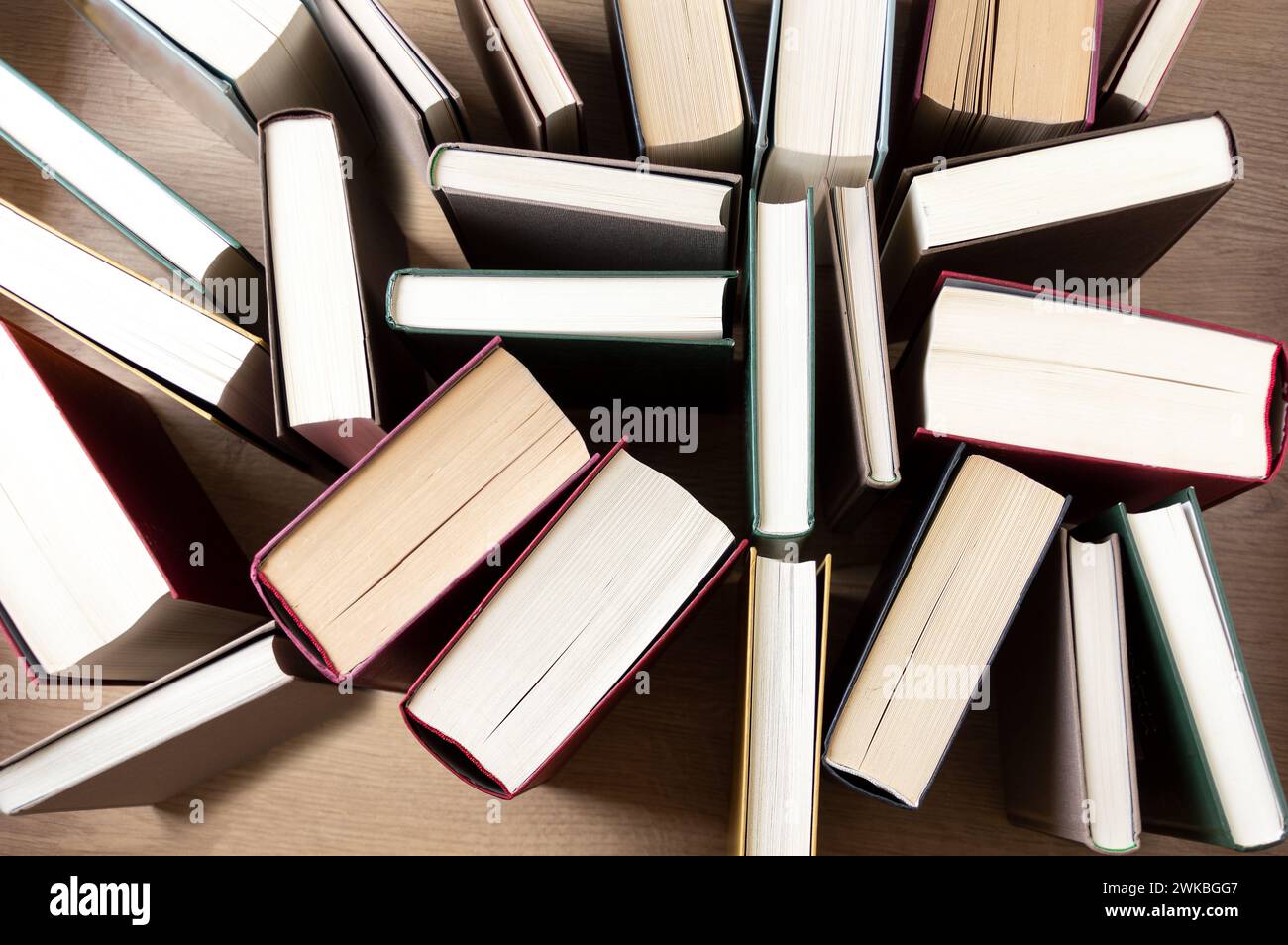 Komposition mit Büchern auf dem Tisch Stockfoto