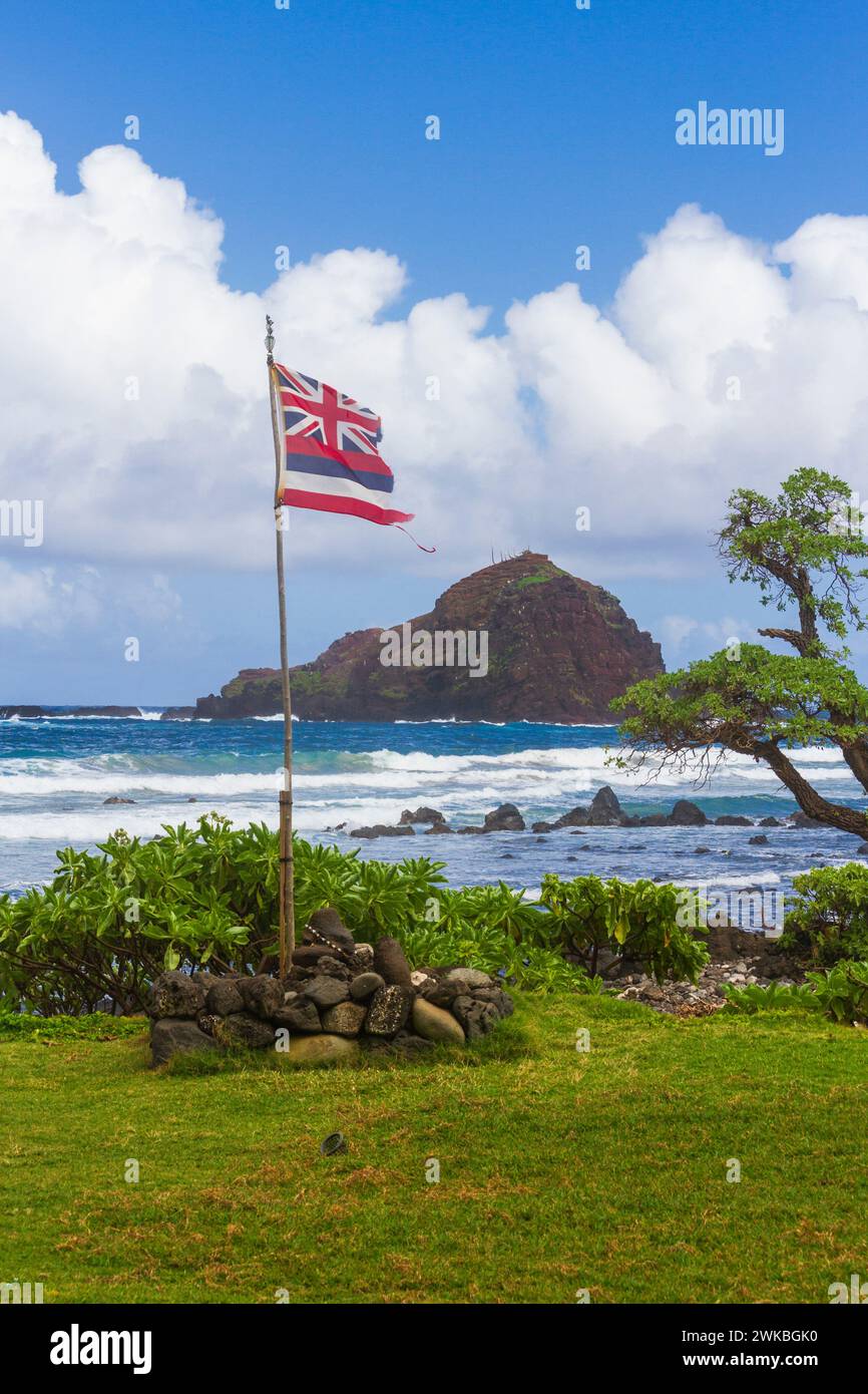 Hawaii Flagge am Kaihalulu Red Sand Beach in der Nähe des Dorfes Hana an der berühmten Road to Hana auf der Insel Maui in Hawaii. Stockfoto