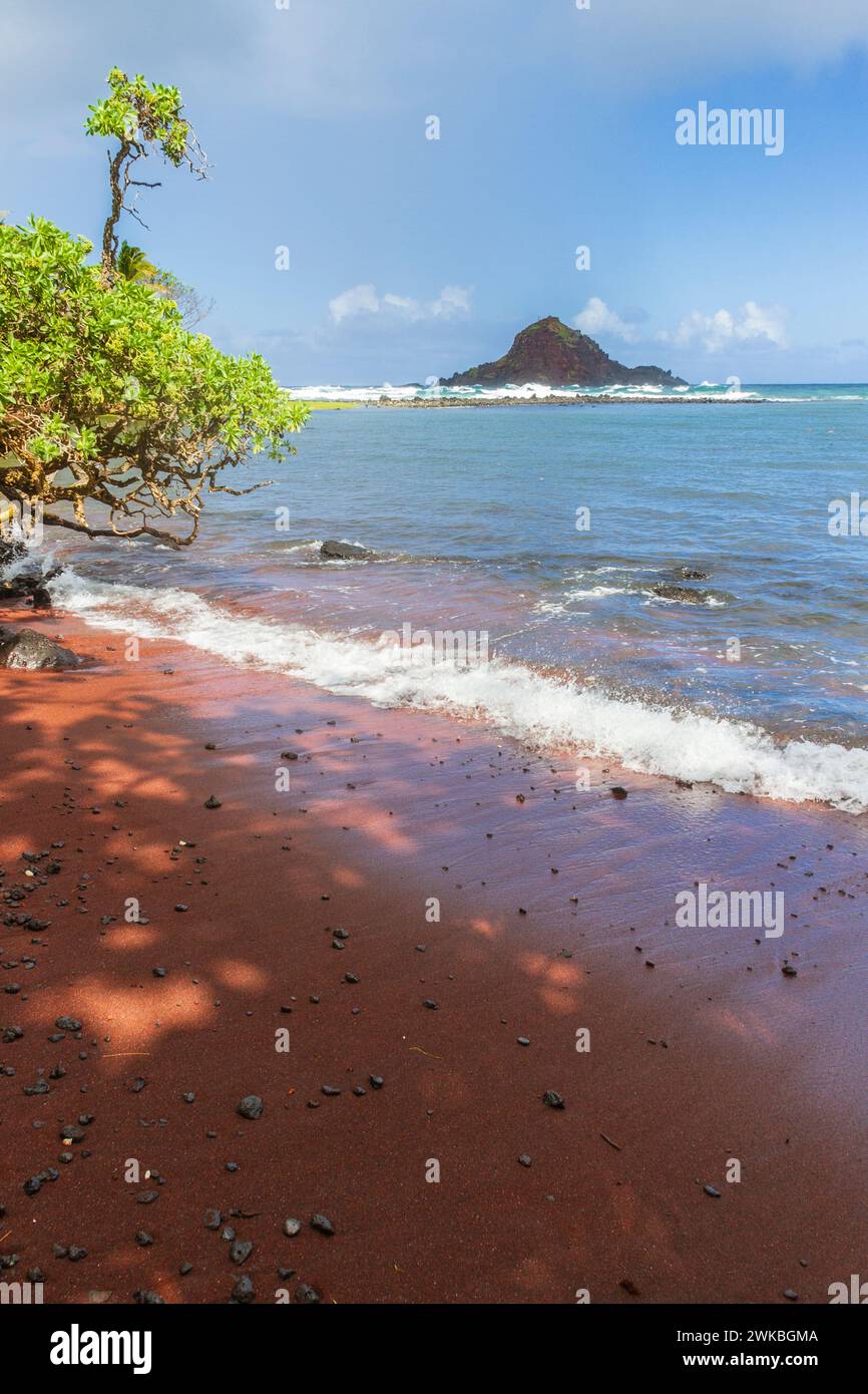 Kaihalulu Red Sand Beach in der Nähe des Dorfes Hana auf der berühmten Straße nach Hana auf der Insel Maui in Hawaii. Stockfoto