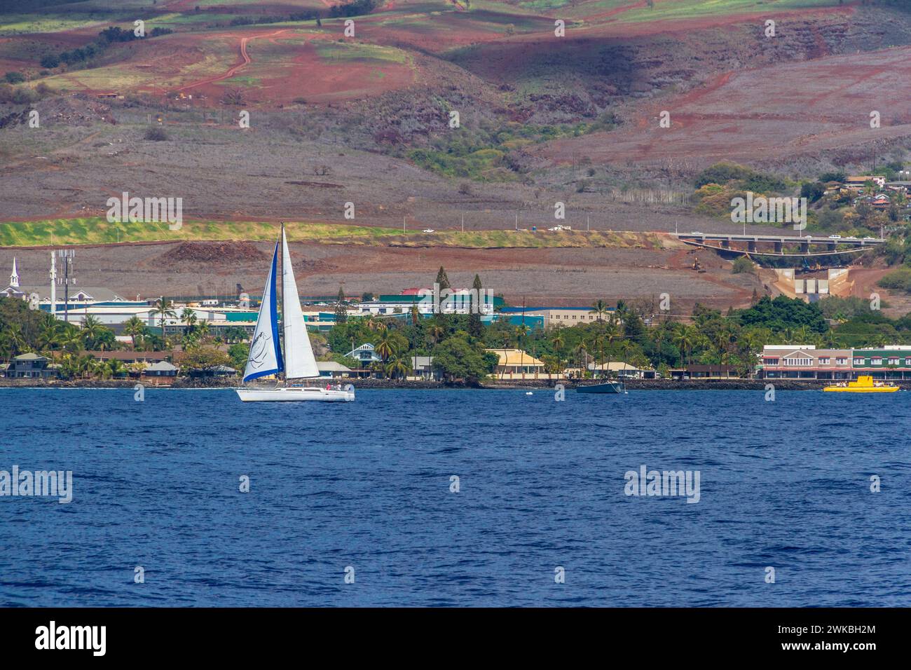 Segelboot vor der Küste der Insel Maui in Hawaii. Stockfoto