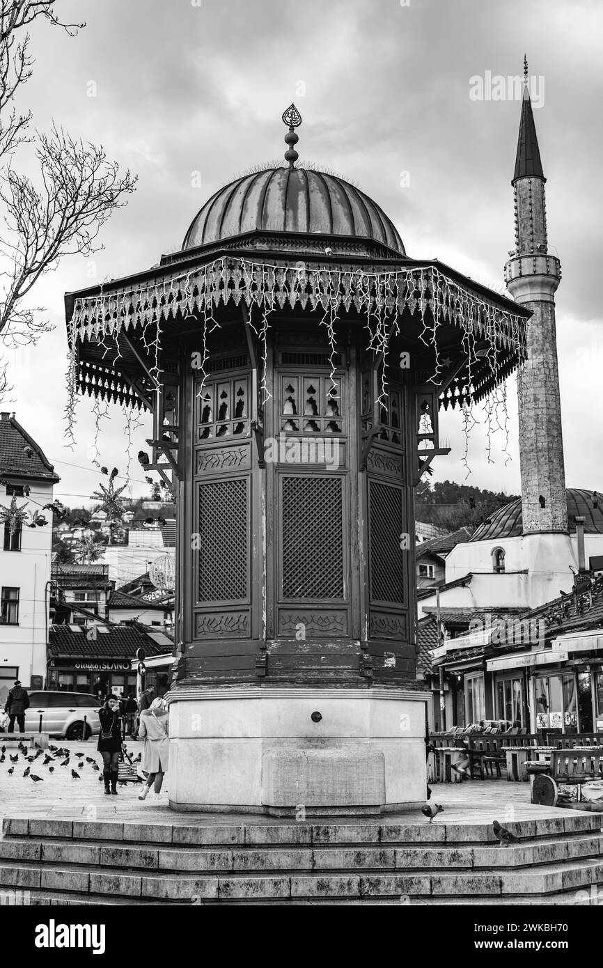 Sarajevo - BiH - 11. Februar 2024: Bascarsija ist der alte Basar von Sarajevo und das historische Zentrum der Stadt, erbaut im 15. Jahrhundert, als Isa Ishako beg Stockfoto