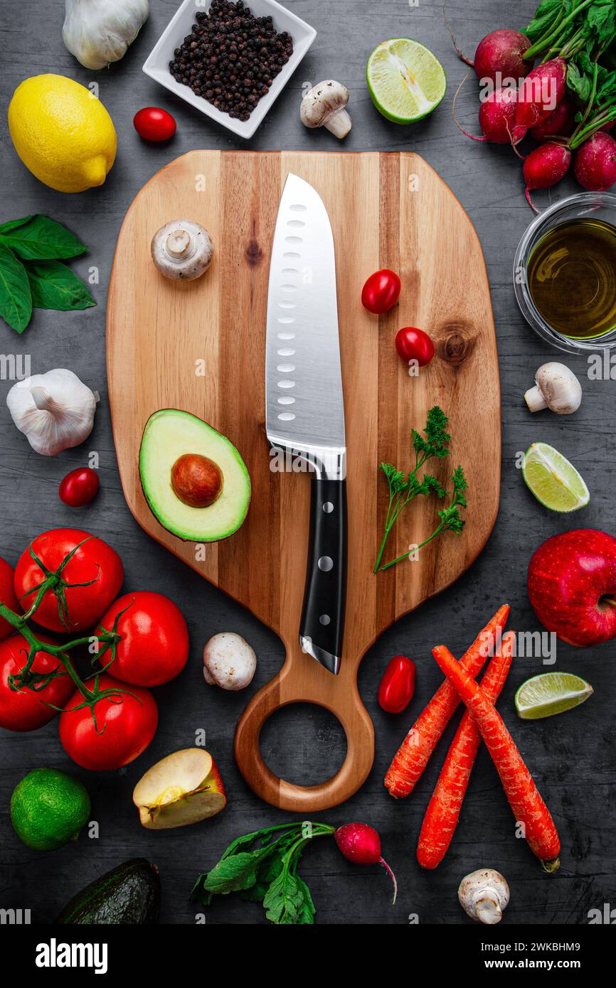 Oben dunkle Tischplatte Bild von echten bunten gesunden nahrhaften rohem Gemüse und Obst pflanzlichen vegetarischen und veganen Diät Lebensmittel auf einem Holz platziert Stockfoto