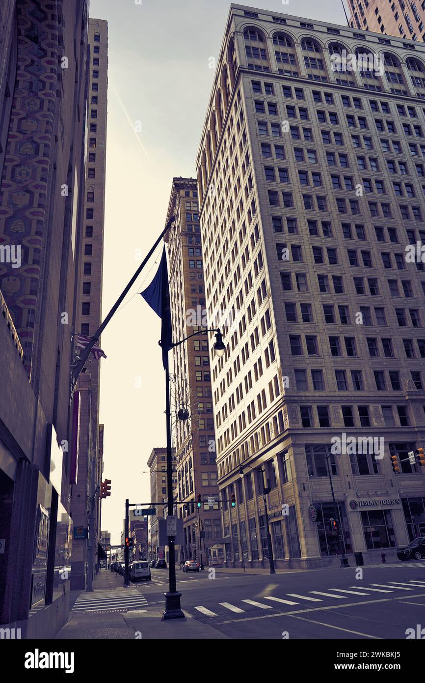 Blick auf das Ford-Gebäude vor dem Guardian-Gebäude in Detroit, MI, USA Stockfoto