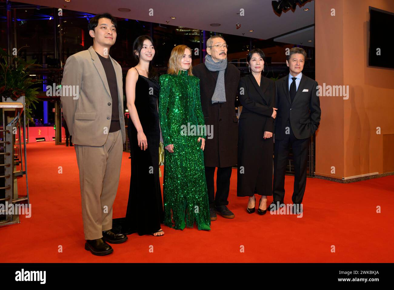 Ha Seongguk, Kim Seungyun, Isabelle Huppert, Regisseur Hong Sangsoo, Cho Yunhee und Kwon Hae-hyo v.l.n.r. auf dem Roten Teppich bei der Premiere von YEOHAENGJAUI PILYO, A TRAVELERS NEEDS bei der Berlinale im Berlinale Palast. Roter Teppich *** Ha Seongguk, Kim Seungyun, Isabelle Huppert, Regisseur Hong Sangsoo, Cho Yunhee und Kwon Hae hyo von links nach rechts auf dem Roten Teppich bei der Premiere von YEOHAENGJAUI PILYO, A TRAVELERS NEED at the Berlinale im Roten Teppich Berlinale Palast Stockfoto