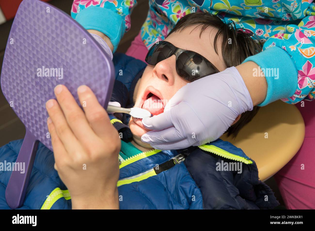 Teenager mit besonderen Bedürfnissen in der Zahnarztpraxis Stockfoto