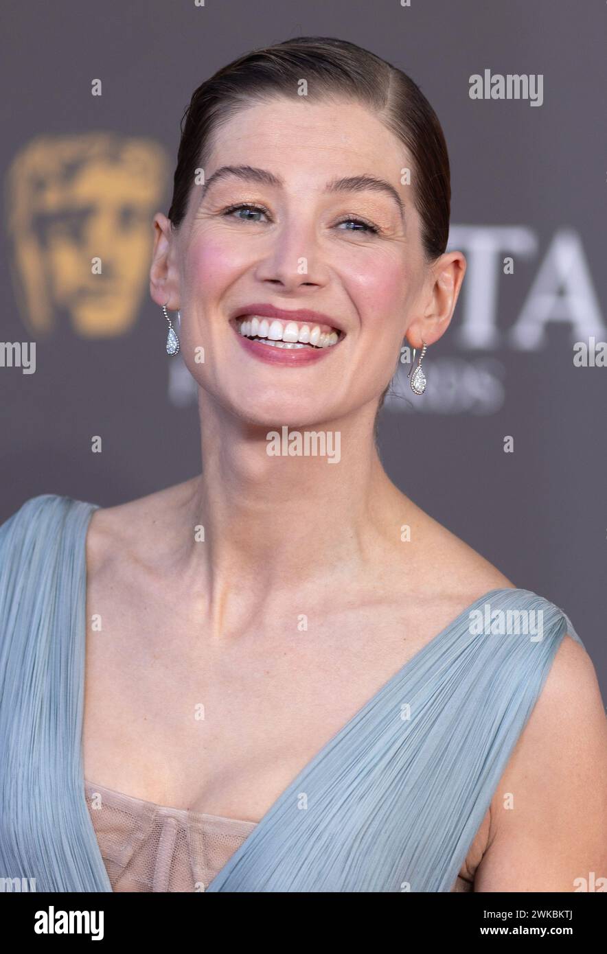 London, Großbritannien. Februar 2024. Rosamund Pike nimmt an den 77. EE BAFTA Film Awards, Arrivals, 2024 in der Royal Festival Hall in London Teil. Quelle: S.A.M./Alamy Live News Stockfoto