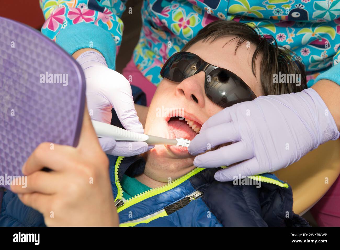 Teenager mit besonderen Bedürfnissen in der Zahnarztpraxis Stockfoto