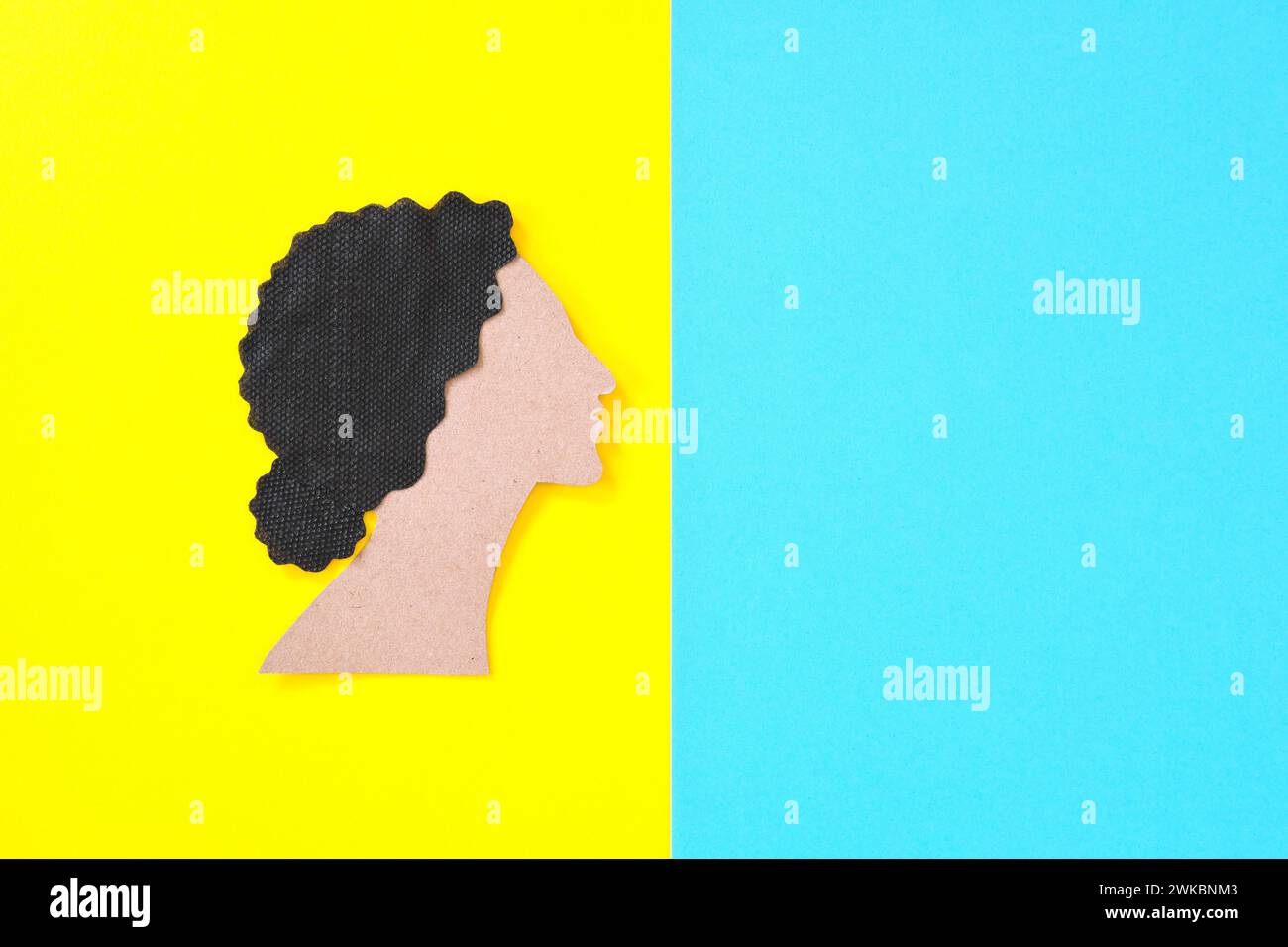 Brauner Frauenausschnitt in hellblauem und gelbem Hintergrund. Empowerment-Konzept für Frauen. Stockfoto