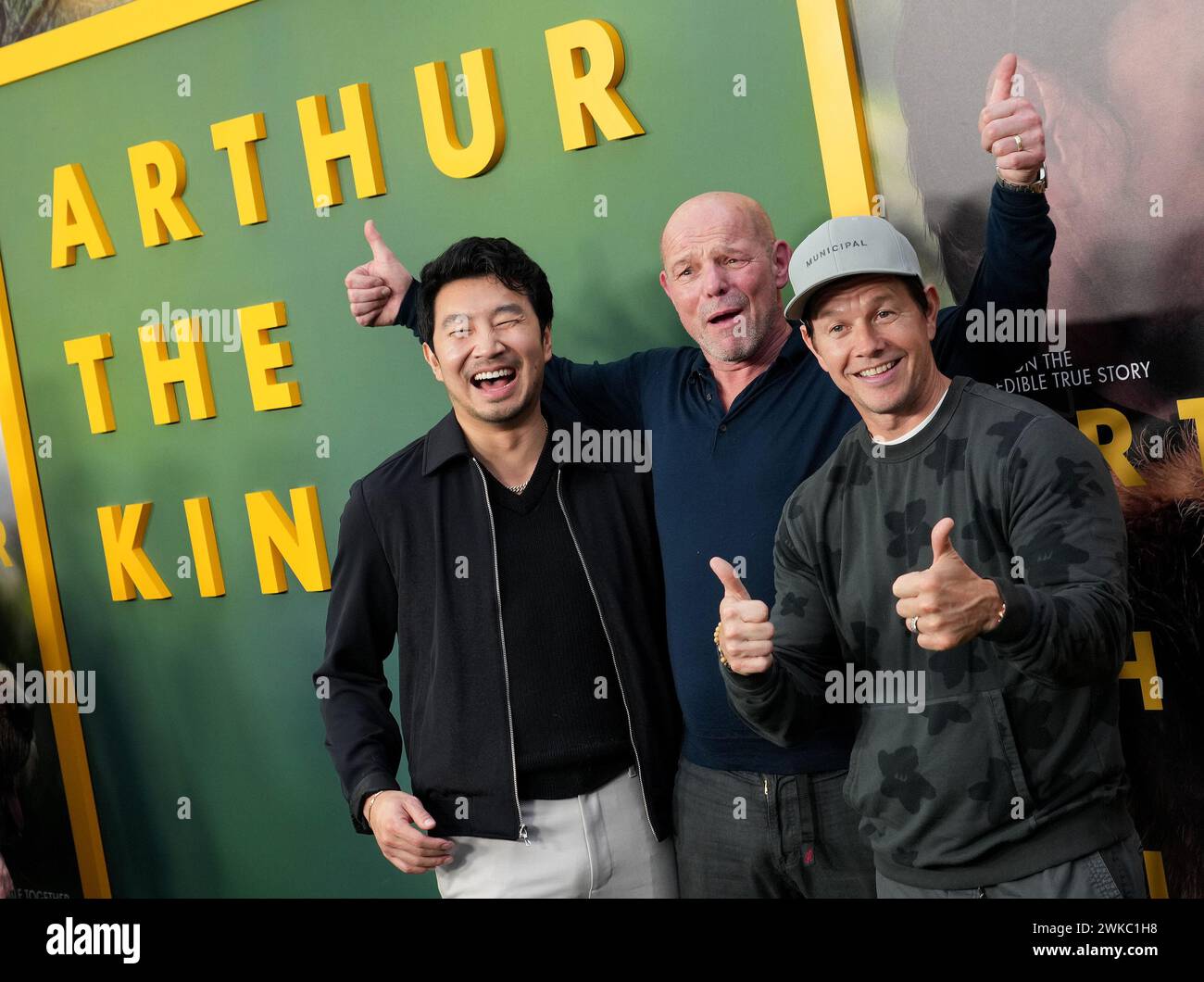 Los Angeles, USA. Februar 2024. (L-R) Simu Liu, Regisseur Simon Cellan Jones und Mark Wahlberg beim ARTHUR THE KING Los Angeles Screening im Lionsgate, das am Montag, den 19. Februar 2024, in der AMC Century City in Los Angeles, KALIFORNIEN stattfand. (Foto: Sthanlee B. Mirador/SIPA USA) Credit: SIPA USA/Alamy Live News Stockfoto