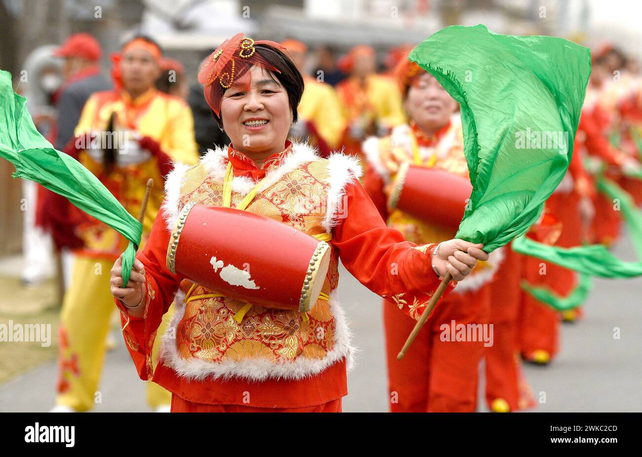 Peking, chinesische Provinz Shaanxi. Februar 2024. Trommeltänzer treten am 18. Februar 2024 in einer Parade von Volksbräuchen im Bezirk Huyi in Xi'an, Provinz Shaanxi im Nordwesten Chinas auf. Quelle: Liu Xiao/Xinhua/Alamy Live News Stockfoto