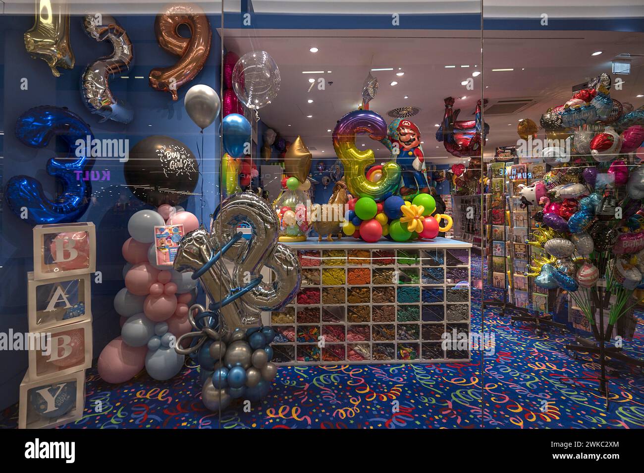 Schaufenster mit Artikeln für Partys und Geburtstage, Erlangen Mittelfranken, Bayern, Deutschland Stockfoto