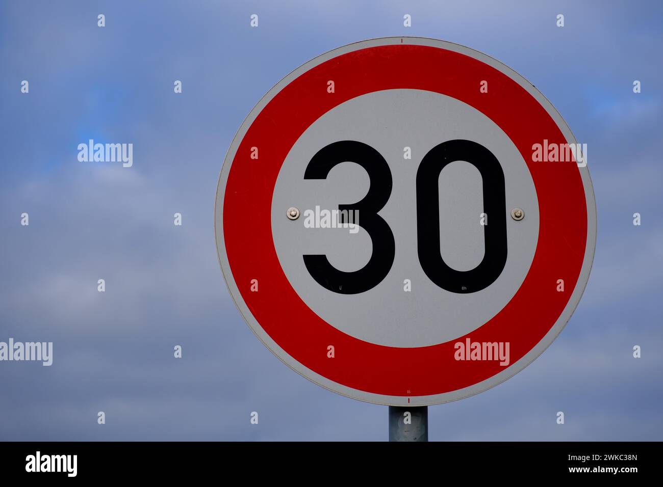 Verkehrszeichen zulässige Geschwindigkeitsbegrenzung 30 km/h, Nordrhein-Westfalen, Deutschland Stockfoto