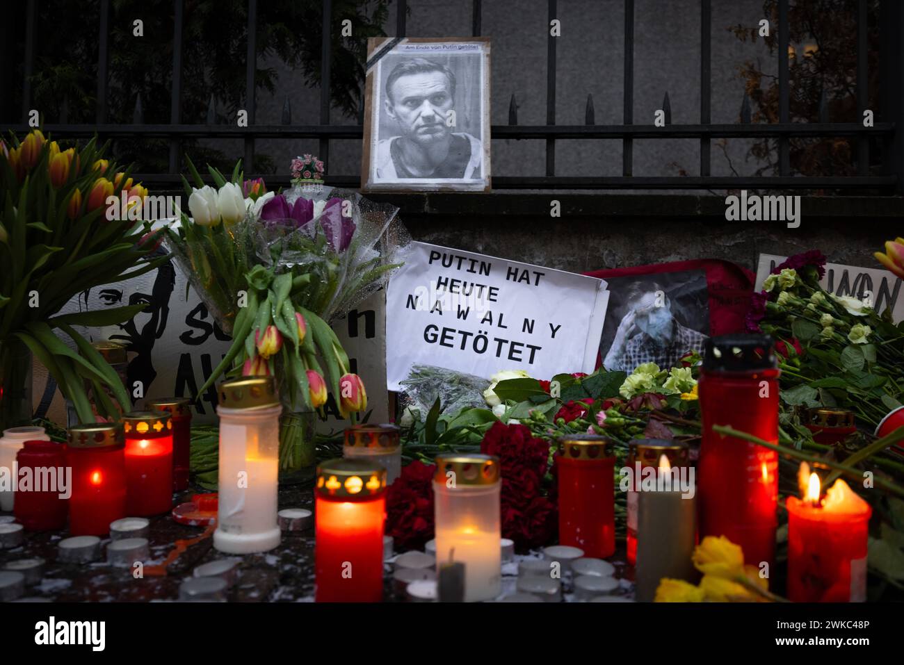 Fotos, Kerzen, Grablichter und Blumen für den russischen Oppositionsführer Alexej Nawalny, der am 16. Februar 2024 in einer arktischen Strafkolonie starb Stockfoto