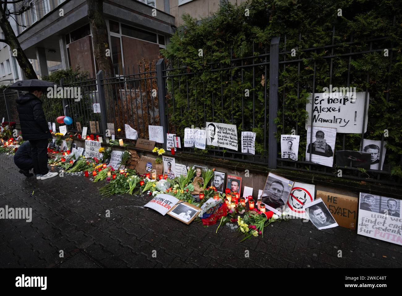 Fotos, Kerzen, Grablichter und Blumen für den russischen Oppositionsführer Alexej Nawalny, der am 16. Februar 2024 in einer arktischen Strafkolonie starb Stockfoto