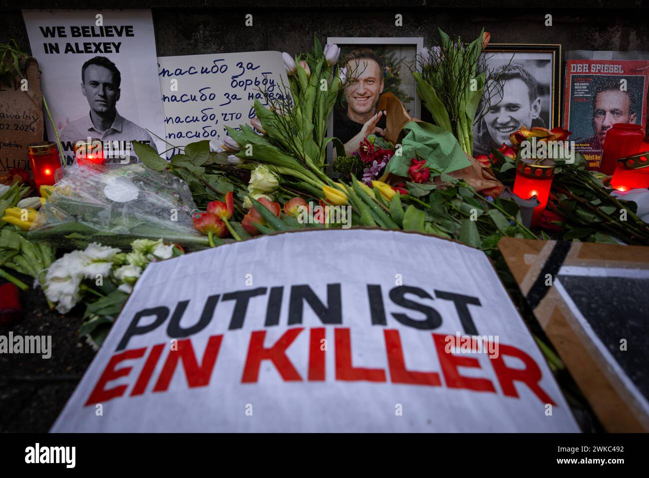 Fotos, Kerzen, Grablichter und Blumen für den russischen Oppositionsführer Alexej Nawalny, der am 16. Februar 2024 in einer arktischen Strafkolonie starb Stockfoto