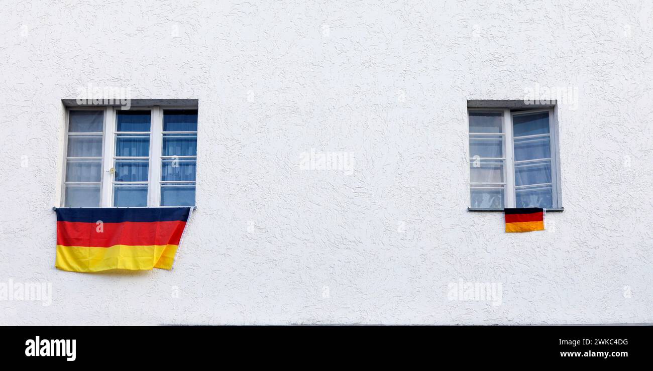 Eine große und eine kleine deutsche Flagge sind am 20. Juni 2018 an der Fensterbank eines Hauses in Berlin angebracht Stockfoto