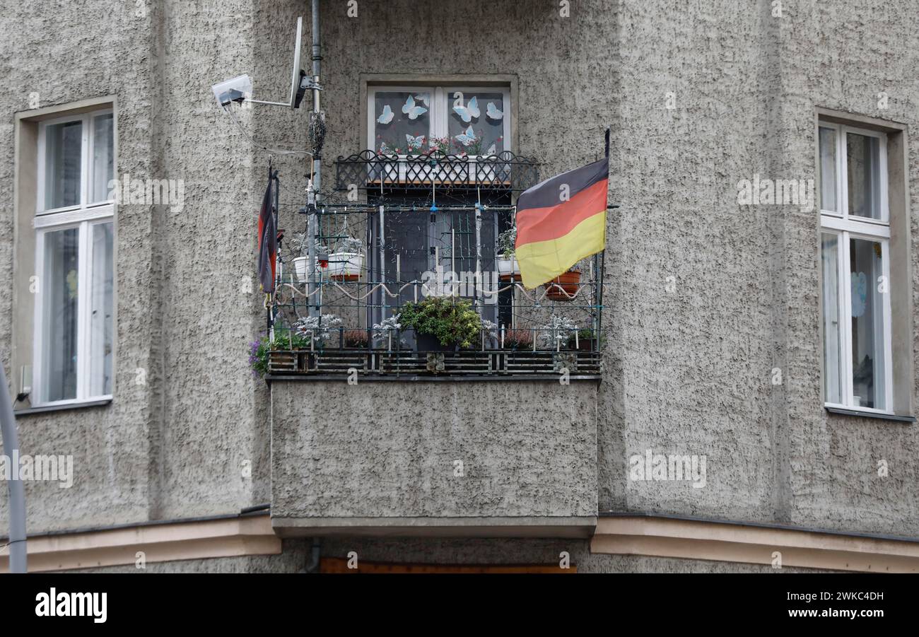 Eine deutsche Flagge mit einem Bundesadler flattert auf dem Balkon eines heruntergekommenen Wohnhauses, Berlin, 22/01/2020 Stockfoto