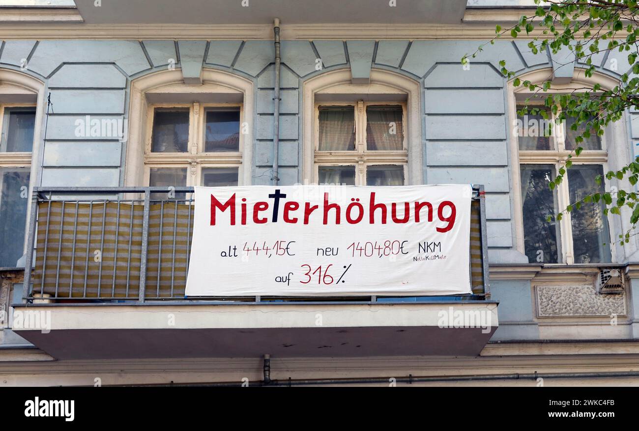Mieterprotest in einem Wohnblock im Berliner Stadtteil Friedrichshain. Die Miete soll von 444,15 EUR auf 1404 80 EUR erhöht werden, Mieterhöhung von Stockfoto