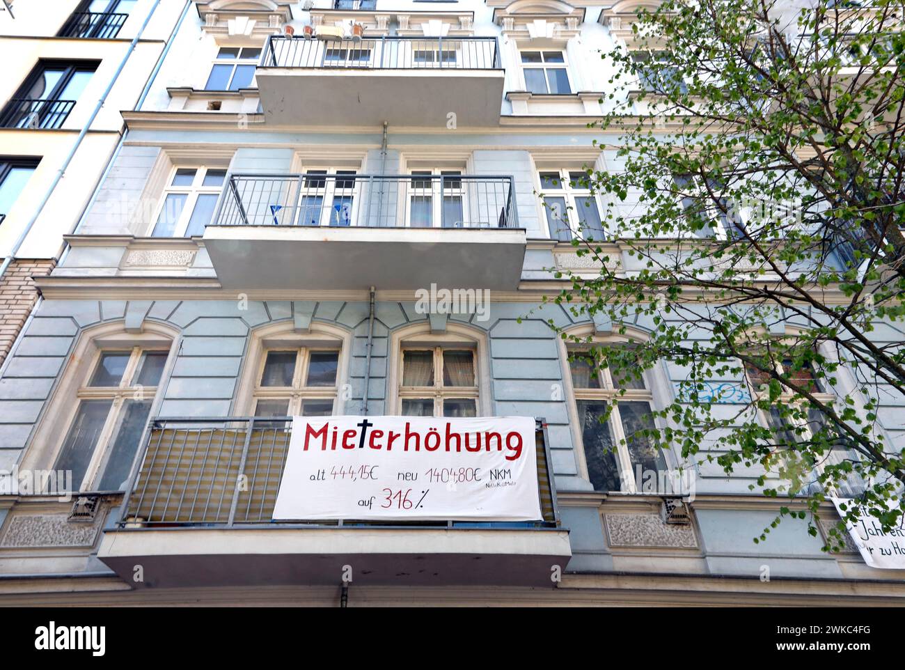 Mieterprotest in einem Wohnblock im Berliner Stadtteil Friedrichshain. Die Miete soll von 444,15 EUR auf 1404 80 EUR erhöht werden, Mieterhöhung von Stockfoto
