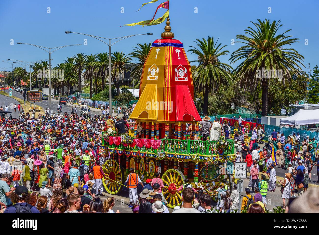 Melbourne, Australien. Februar 2024. Der Hari Krishna-Wagen bewegt sich mit einer Prozession von Anhängern durch die Straßen von St. Kilda, als Teil des St. Kilda Festivals. Quelle: SOPA Images Limited/Alamy Live News Stockfoto