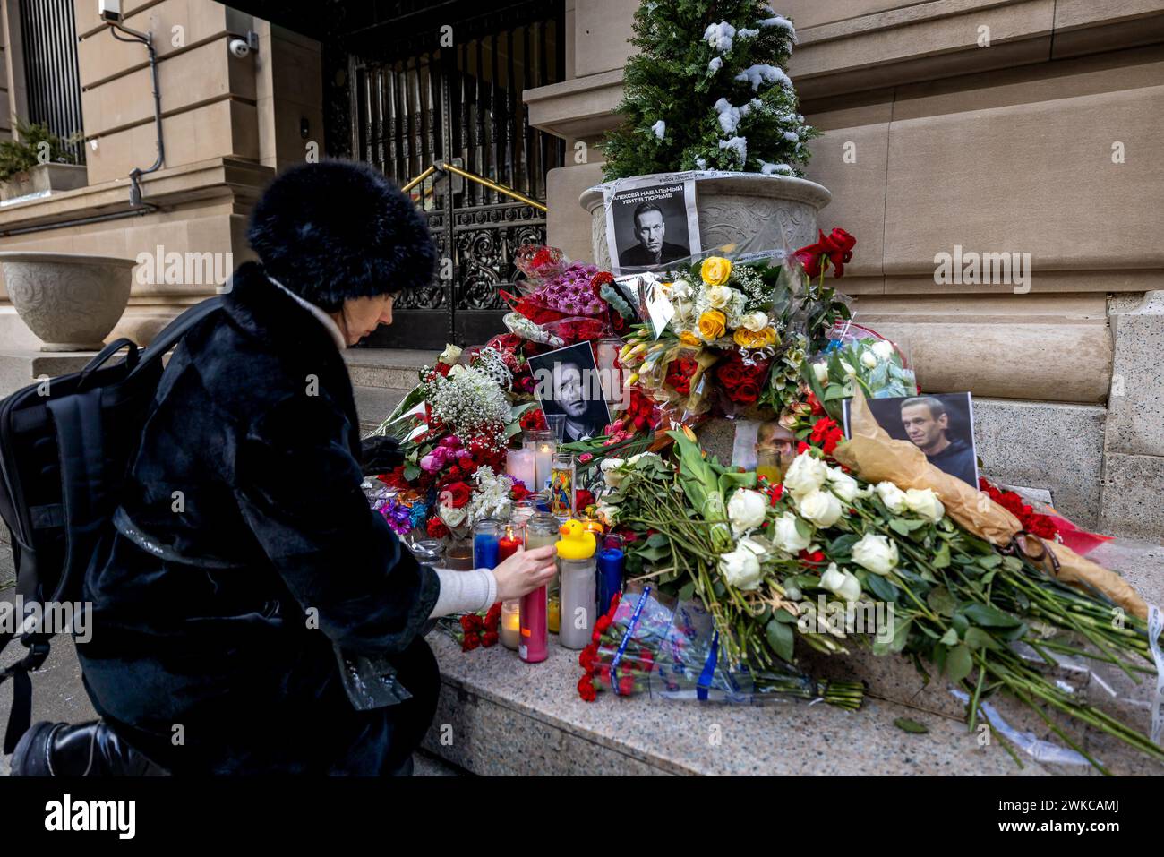 Eine Kerze wird durch Fotos von Alexej Nawalny während einer Gedenkstätte vor dem russischen Konsulat in New York City am 17. Februar 2024 angezündet. Laut den russischen Staatsmedien starb Nawalny, der russische Politiker und Anti-Korruptionsaktivist, der zur stärksten Stimme in Opposition gegen Präsident Wladimir Putin wurde, während eines Spaziergangs in der IK-3-Strafkolonie „Arktischer Wolf“, wo er eine 30-jährige Haftstrafe verbüßte. (Foto: Michael Nigro/Pacific Press) Credit: Pacific Press Media Production Corp./Alamy Live News Stockfoto