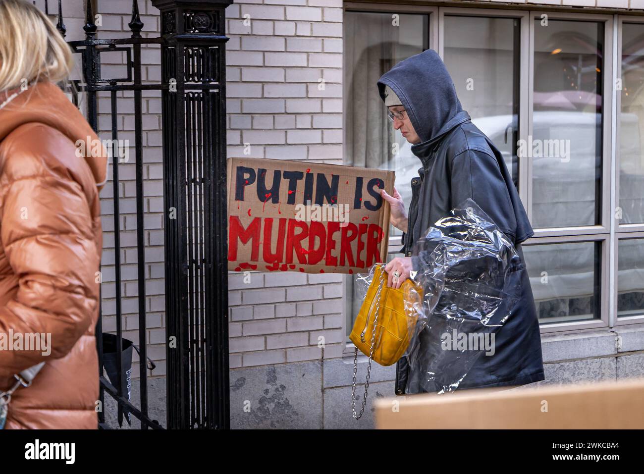 17. Februar 2024, New York City, New York, Vereinigte Staaten: Ein Schild mit der Aufschrift „Putin ist ein Mörder“ wird in den Toren des russischen Konsulats während einer Gedenkfeier für den Oppositionsführer Alexej Nawalny am 17. Februar 2024 in New York City platziert. Laut den russischen Staatsmedien starb Nawalny, der russische Politiker und Anti-Korruptionsaktivist, der zur stärksten Stimme in der Opposition gegen Präsident Wladimir Putin wurde, während eines Spaziergangs in der IK-3-Strafkolonie „Arktischer Wolf“, wo er eine 30-jährige Haftstrafe verbüßte. (Kreditbild: © Michael Nigro/Pacific Press via ZUMA Press Wire) REDAKTIONELLE VERWENDUNG Stockfoto