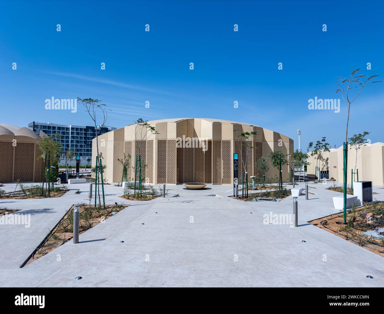 RY 2024 : die neu eröffnete 500 Quadratmeter große Kuppelmoschee Estidama im Masdar Park in Abu Dhabi bietet Platz für 335 Gläubige Stockfoto