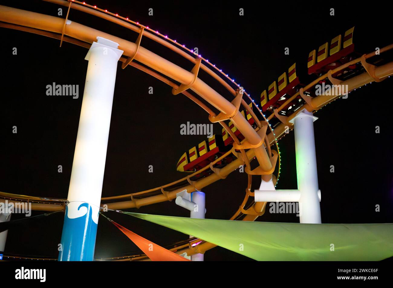 SANTA MONICA, KALIFORNIEN, USA: Der weltberühmte Santa Monica Pier bietet eine Fülle an Unterhaltung für die ganze Familie. Stockfoto