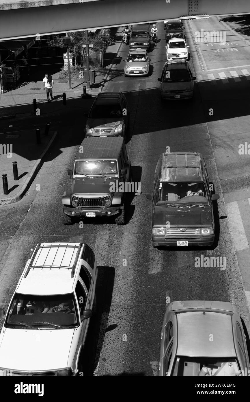 Blick auf die Brücke auf den vorbeifahrenden Verkehr. Stockfoto