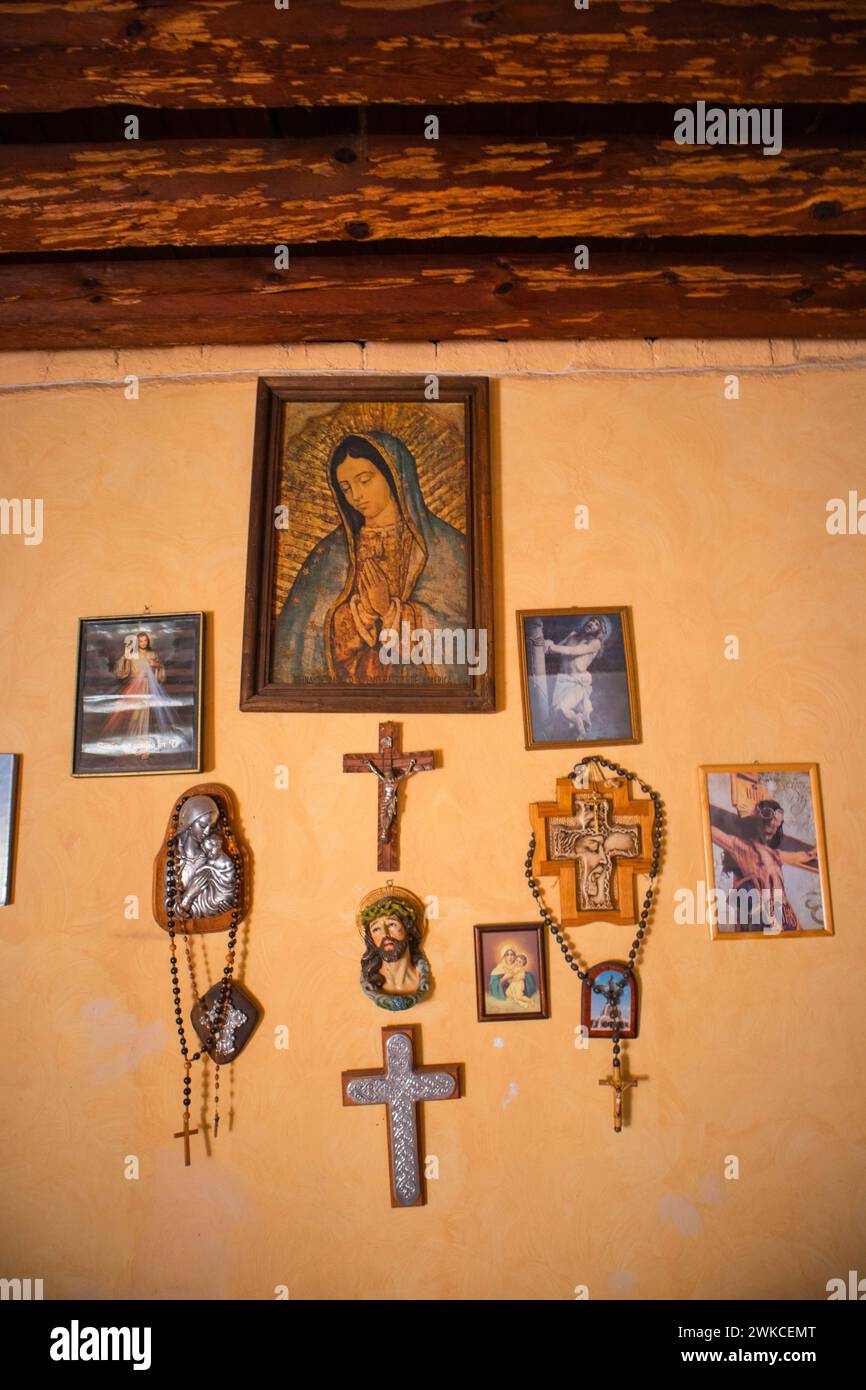 Mexikanisches Haus voller religiöser Ikonen. Stockfoto
