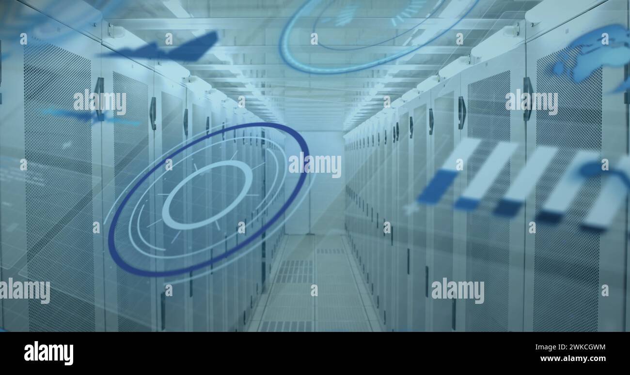 Bild der Datenverarbeitung über den Korridor des Rechenzentrums Stockfoto