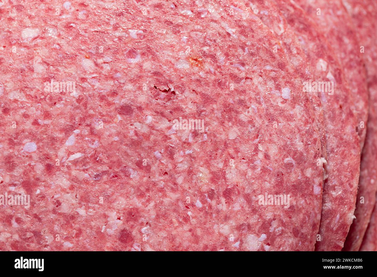 Salami, Scheiben von aufgeschnittenem Fleisch Stockfoto