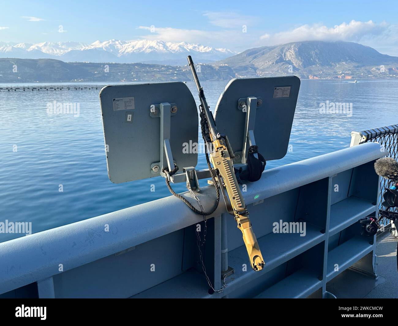 Souda, Griechenland. Februar 2024. Ein MG3-Maschinengewehr an Bord der Fregatte Hessen in Souda Bay, Kreta. Kurz vor dem gefährlichen Einsatz der Fregatte "Hessen" im Roten Meer wird Verteidigungsminister Pistorius am Dienstag die 240 Soldaten an Bord besuchen. Der Minister flog am Montagabend nach Kreta, wo das 143 Meter lange Kriegsschiff derzeit auf seinem Weg von Wilhelmshaven zum Einsatzgebiet einen Zwischenstopp einlegt. Quelle: Michael Fischer/dpa/Alamy Live News Stockfoto