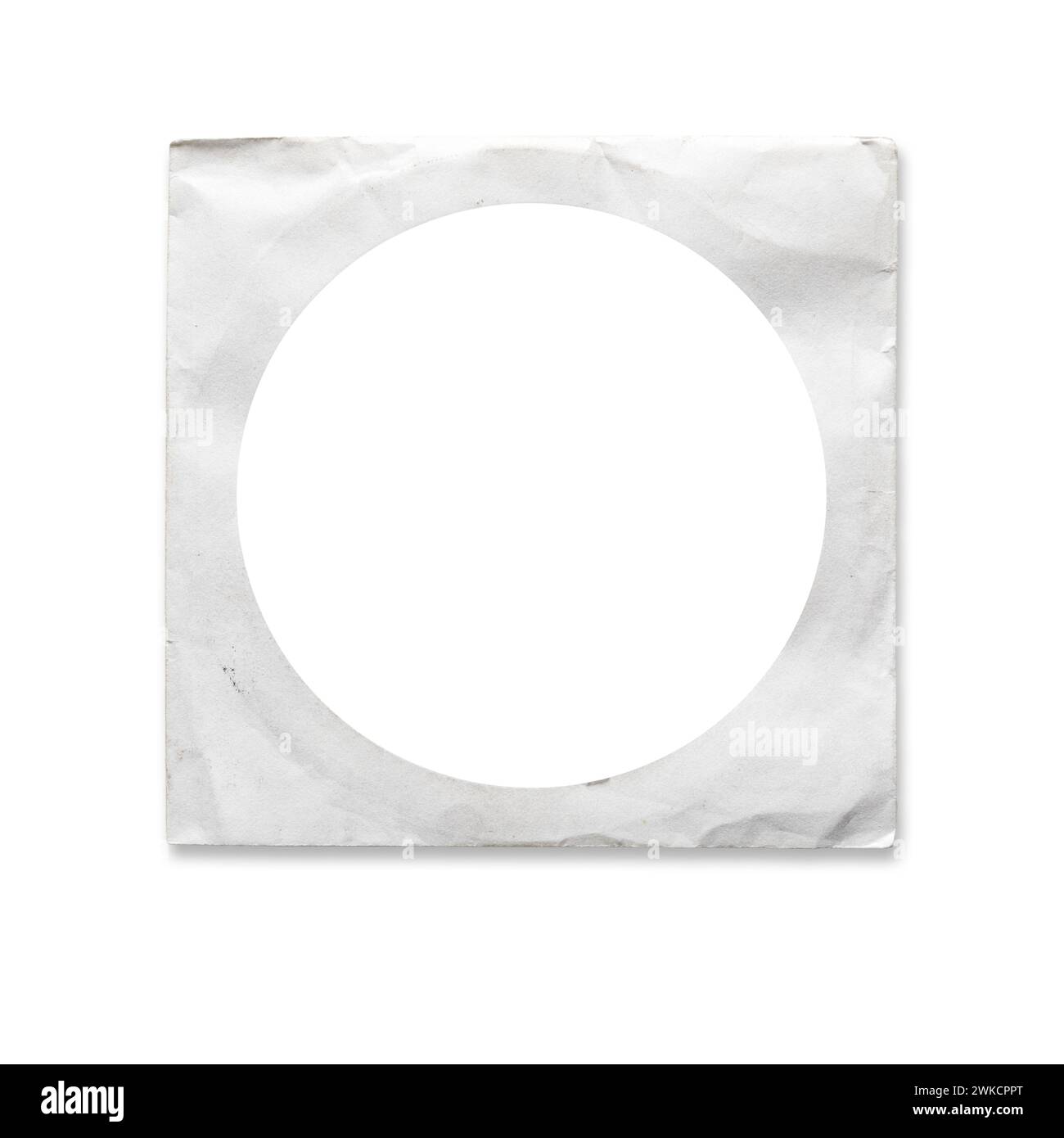 Leerer kreisförmiger Ausschnitt in der Mitte eines zerknitterten White Paper CD-Gehäuses Stockfoto